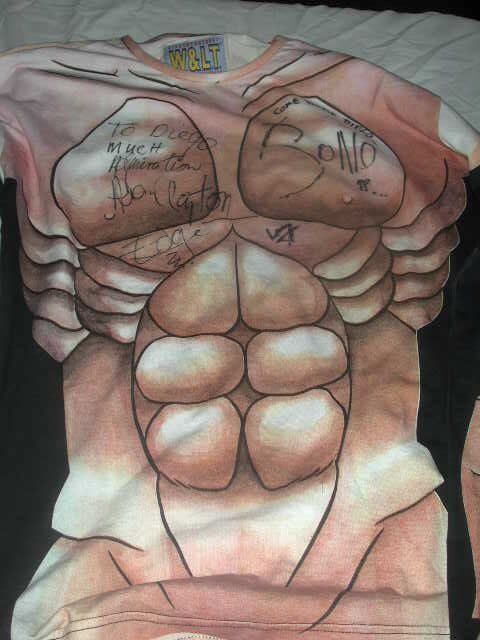 buzo BONO U2 autografiado
