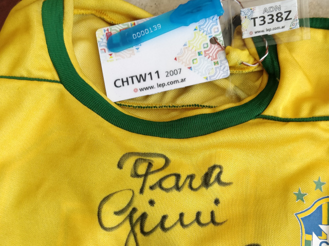 CAMISETA PELE FIRMADA, IDENTIFICADA Y REGISTRADA